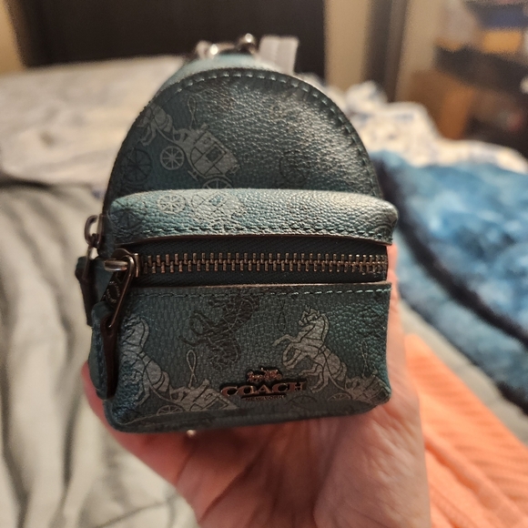 Coach keychain mini backpack - Picture 2 of 4